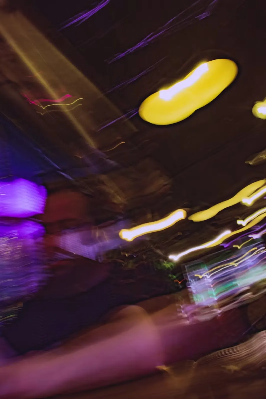 Luces en movimiento dentro del club
